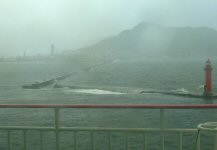 函館港は大荒れ