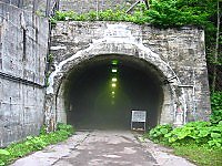 旧道のトンネル。なんか不気味。